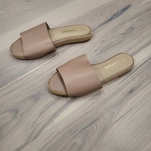 Kaanas leather slides